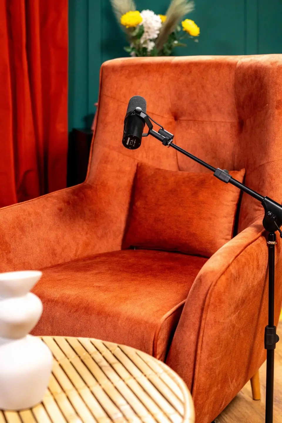 Micro Shure sur perche devant un fauteuil velours