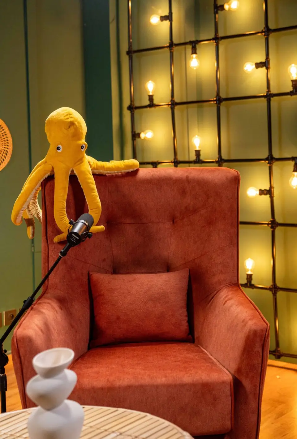 Fauteuil velours et pieuvre mascotte jaune