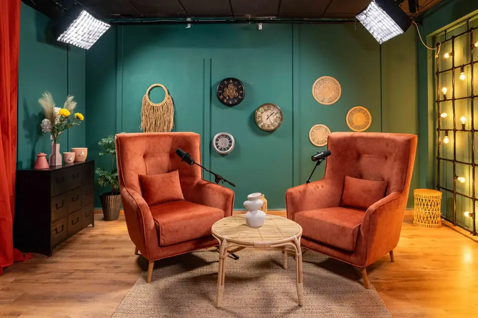 Set Le Salon, fauteuils velours et mur vert